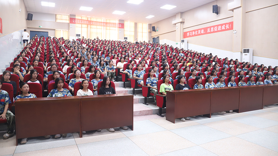 时光不语，静待花开——怀化市新晃恒雅高级中学举办女生青春期健康教育讲座